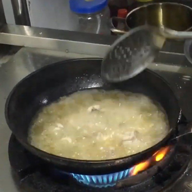 Step 3 Marinate and fry the frog meat Stir-fried bamboo shoots with frog