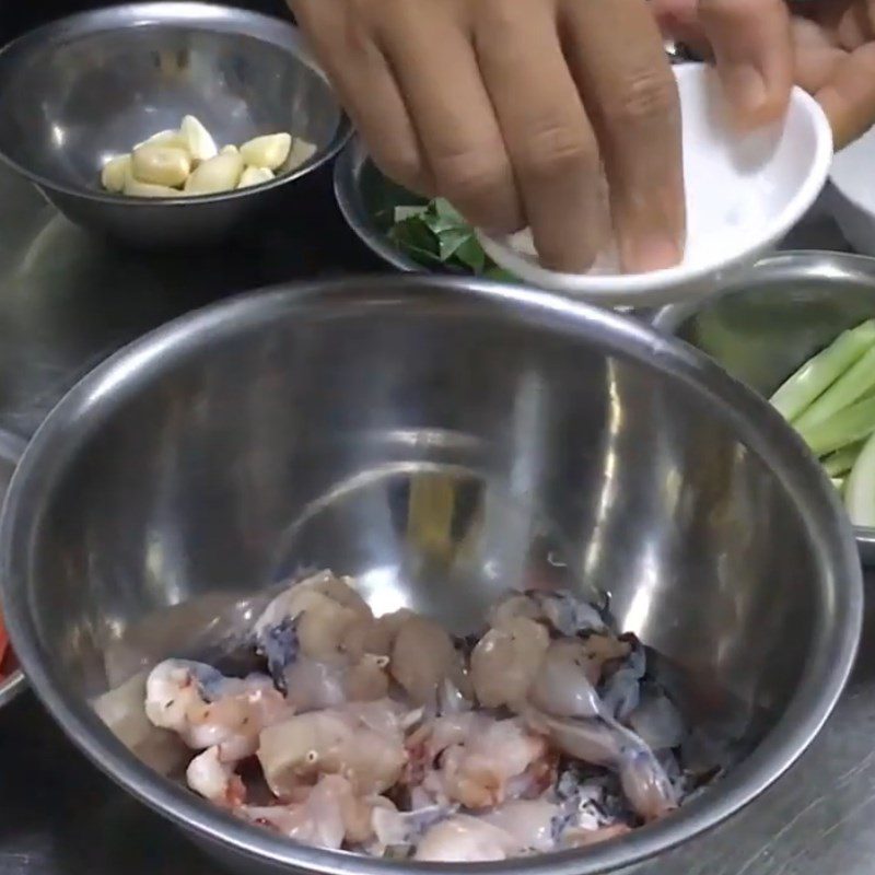 Step 3 Marinate and fry the frog meat Stir-fried bamboo shoots with frog