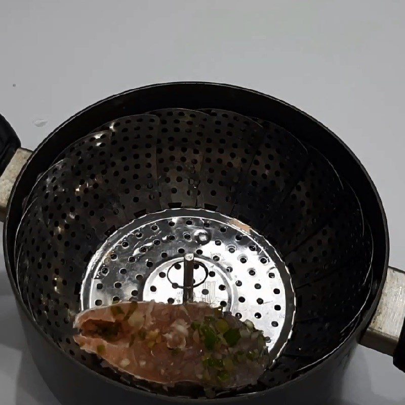 Step 4 Marinating and steaming striped bass Porridge with striped bass for baby weaning with taro