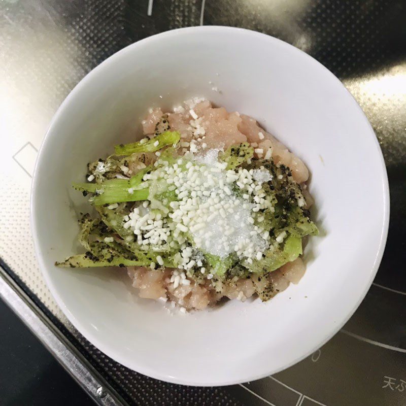 Step 2 Marinate and stir-fry the meat Malabar spinach soup with minced meat