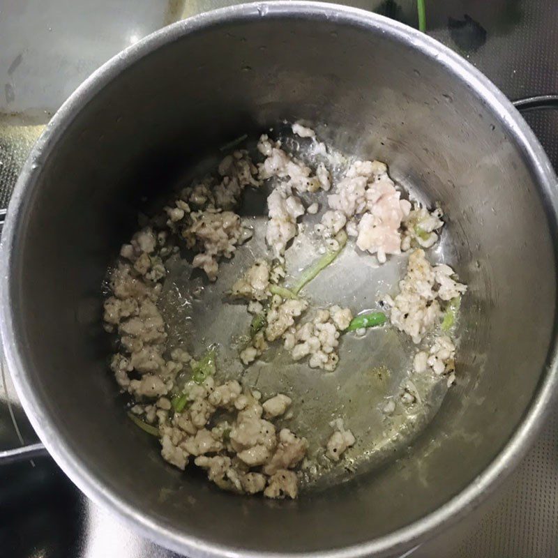 Step 2 Marinate and stir-fry the meat Malabar spinach soup with minced meat