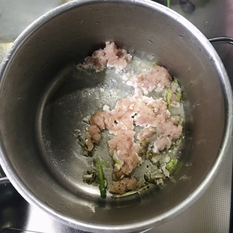 Step 2 Marinate and stir-fry the meat Malabar spinach soup with minced meat