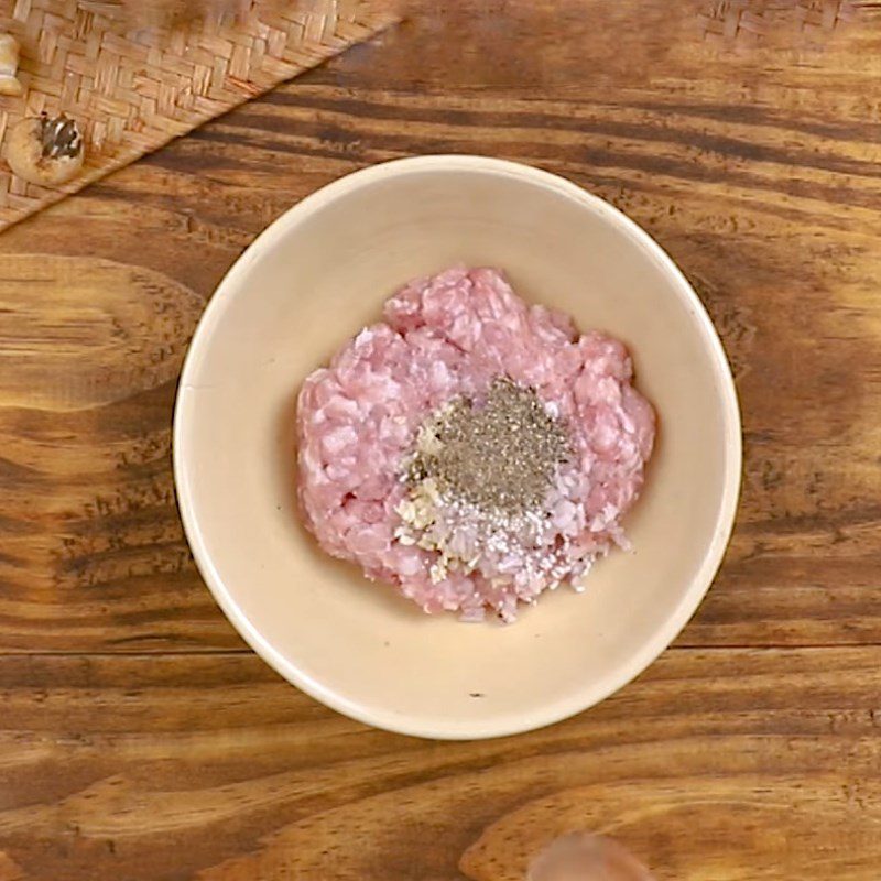 Step 1 Marinate and stir-fry minced meat for Steamed eggs with minced meat and straw mushrooms