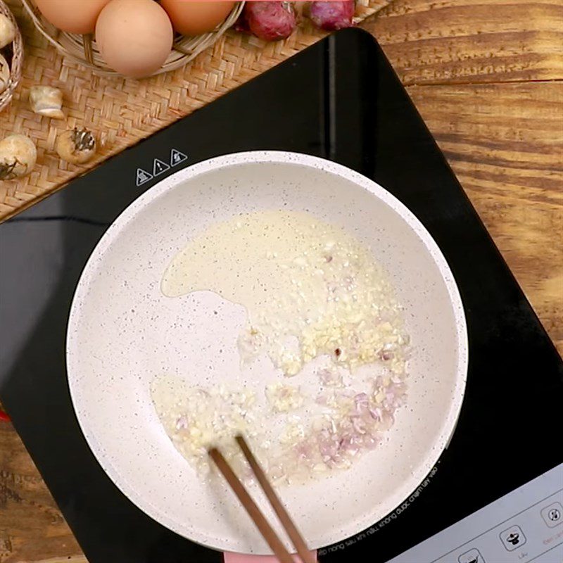 Step 1 Marinate and stir-fry minced meat for Steamed eggs with minced meat and straw mushrooms