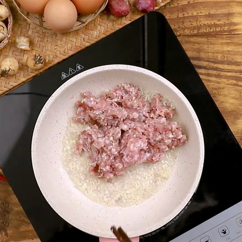 Step 1 Marinate and stir-fry minced meat for Steamed eggs with minced meat and straw mushrooms