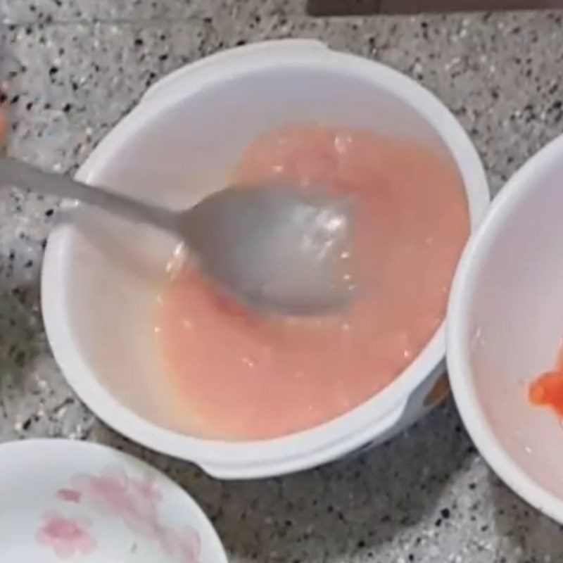 Step 2 Marinate and stir-fry minced meat with tomatoes Tomato porridge with tofu and minced meat