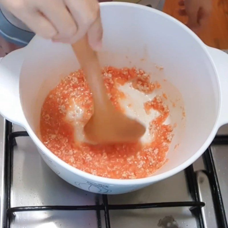 Step 2 Marinate and stir-fry minced meat with tomatoes Tomato porridge with tofu and minced meat