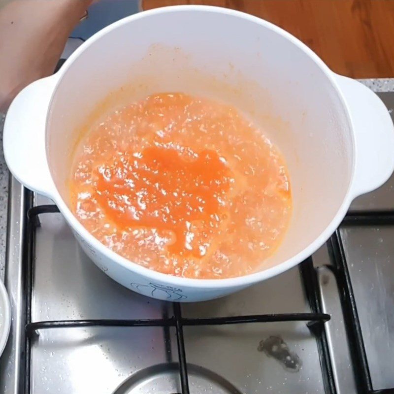 Step 2 Marinate and stir-fry minced meat with tomatoes Tomato porridge with tofu and minced meat