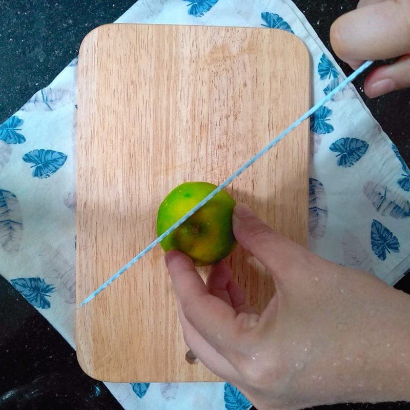 Step 1 Squeeze the lemon juice Lemon honey cinnamon drink