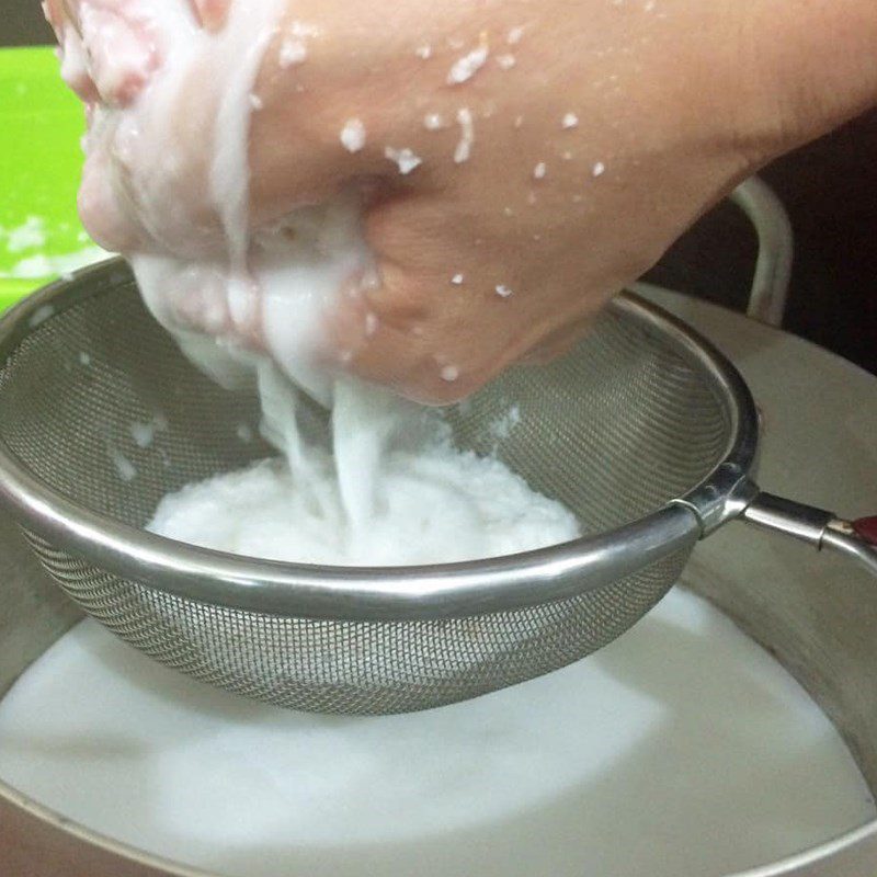 Step 2 Squeeze coconut milk, pandan leaves, and butterfly pea leaves for Southern sweet rice rolls