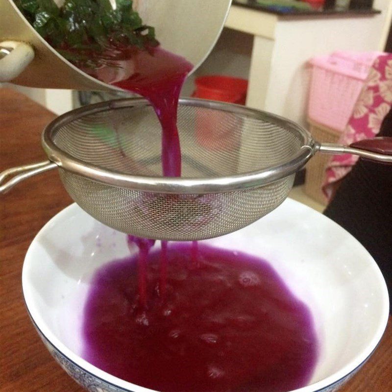 Step 2 Squeeze coconut milk, pandan leaves, and butterfly pea leaves for Southern sweet rice rolls