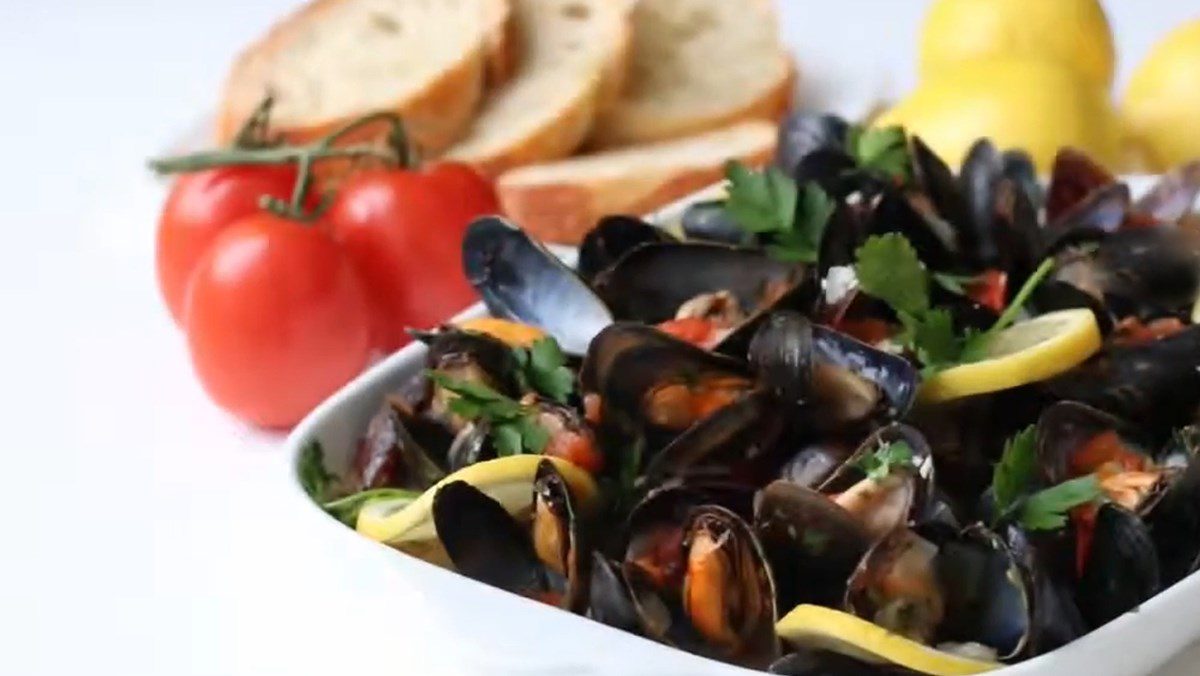 Steamed Green Mussels with White Wine