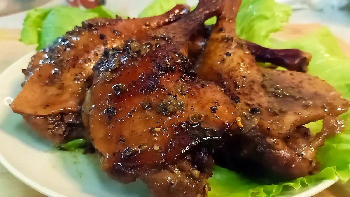 Pepper-marinated duck roasted in the microwave