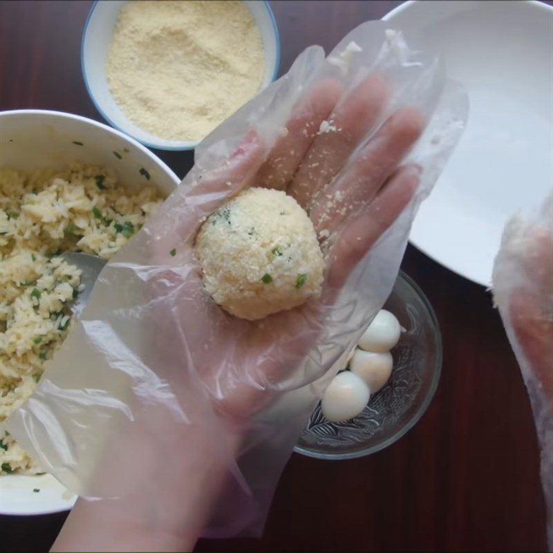 Step 3 Shape the rice Leftover rice wrapped around quail eggs fried