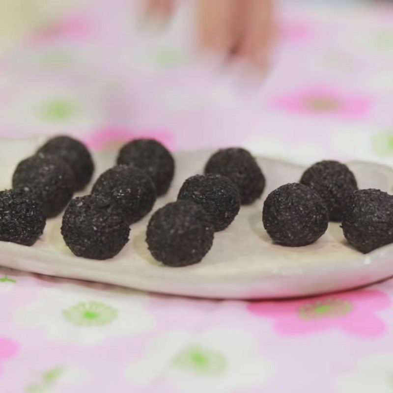 Step 3 Forming the filling Green tea floating cake with black sesame filling