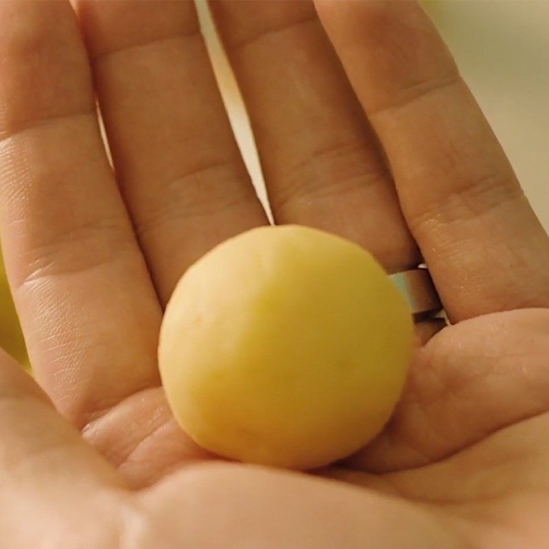 Step 3 Form the mung bean filling Cinnamon flower sticky rice balls shaped like a cat