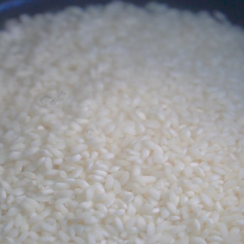 Step 2 Wash and cook sticky rice Red bean dessert with sticky rice