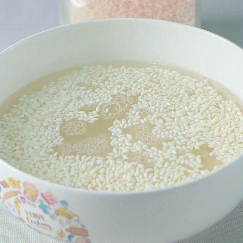 Step 2 Wash and cook sticky rice Red bean dessert with sticky rice