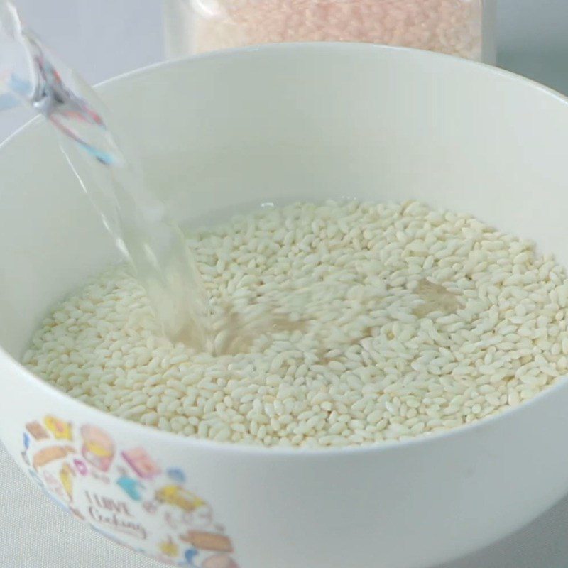 Step 2 Wash and cook sticky rice Red bean dessert with sticky rice