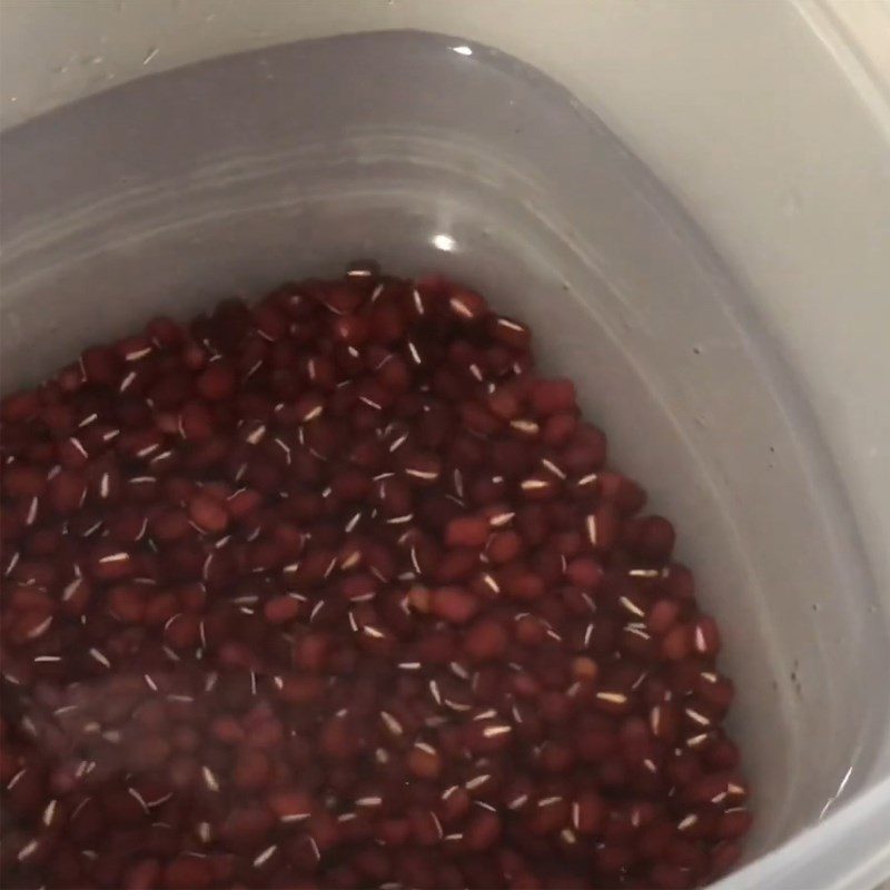 Step 1 Wash and soak red beans Red bean dessert with rock sugar