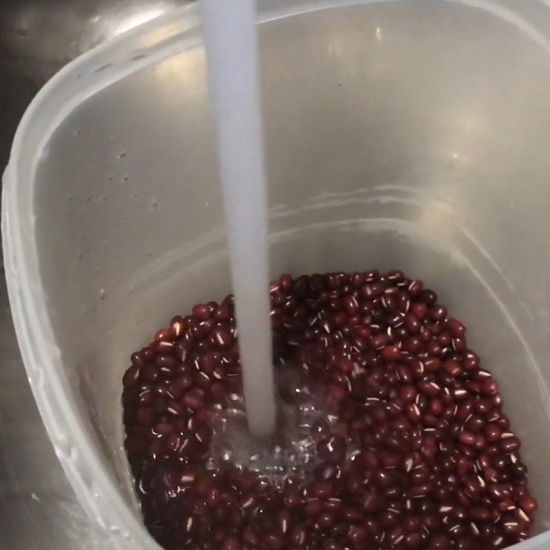 Step 1 Wash and soak red beans Red bean dessert with rock sugar