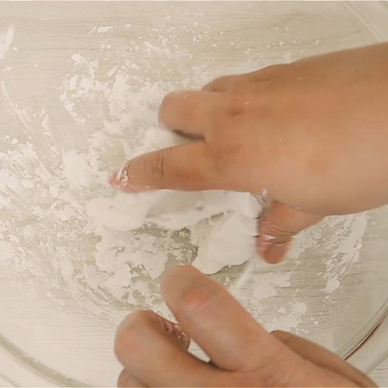 Step 5 Shape the coconut-filled tapioca pearls for black bean and grass jelly dessert
