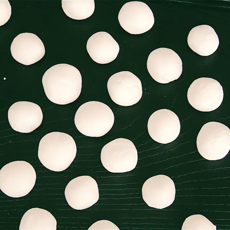 Step 5 Shape the coconut-filled tapioca pearls for black bean and grass jelly dessert