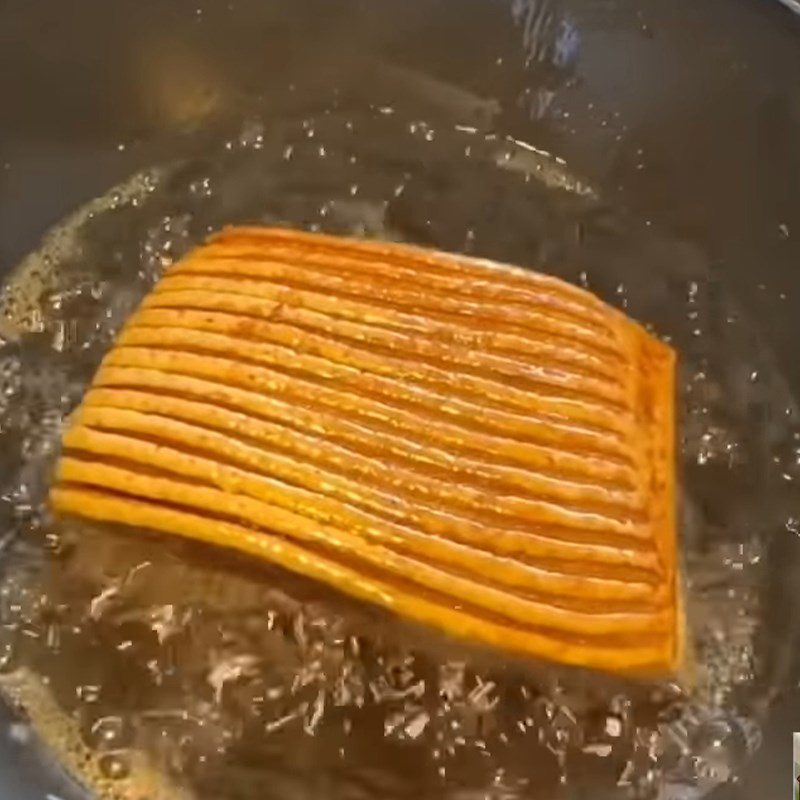 Step 3 Frying meat Sticky rice with braised meat style North served with pickled vegetables