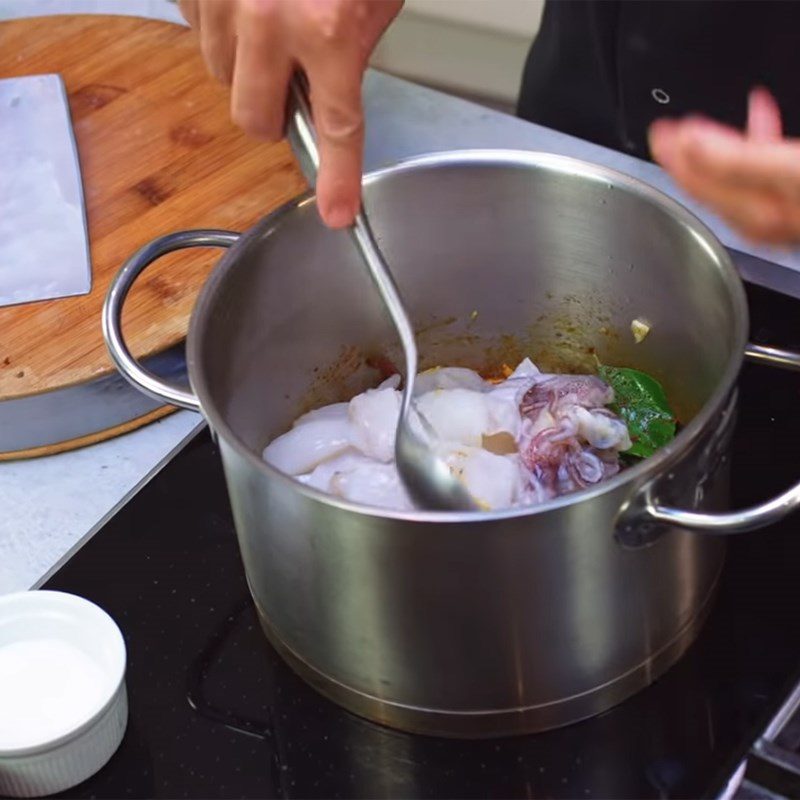 Step 4 Cooking curry Hong Kong style squid curry