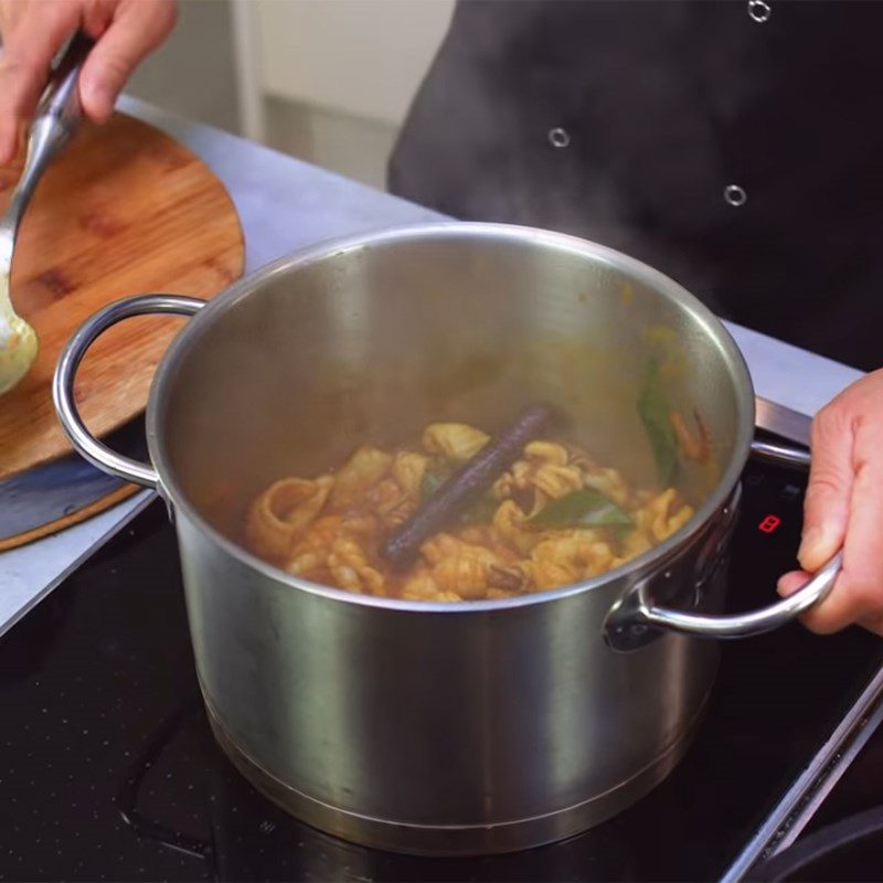 Step 4 Cooking curry Hong Kong style squid curry