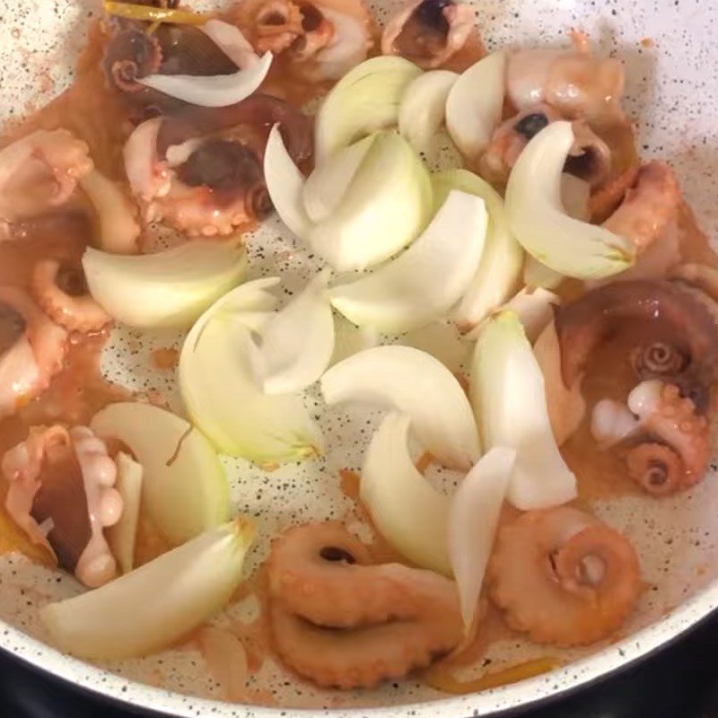 Step 2 Stir-fried Octopus Octopus stir-fried with onion and ginger