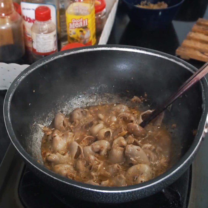 Step 3 Stir-fried fish intestines Fish intestines stir-fried with lemongrass and chili