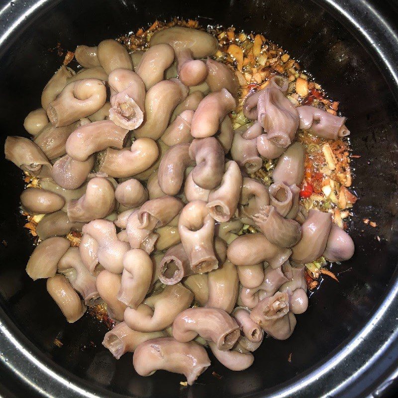 Step 3 Stir-fry pangasius stomachs with lemongrass and chili Stir-fried pangasius stomachs with lemongrass and chili (recipe shared by user)