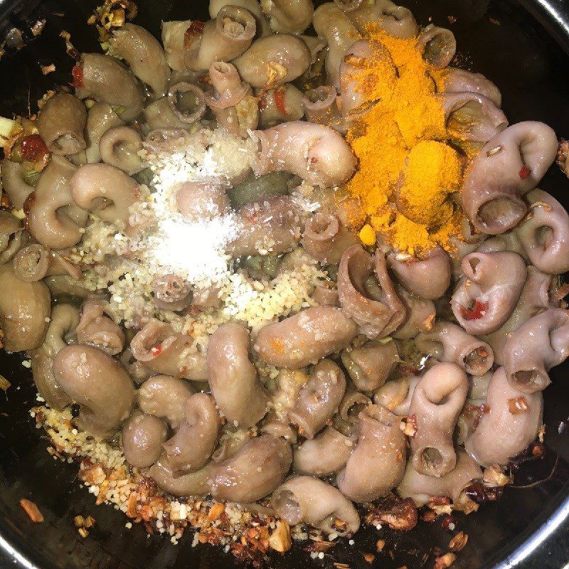 Step 3 Stir-fried Pangasius intestines with lemongrass and chili Stir-fried Pangasius intestines with lemongrass and chili (recipe shared by users)