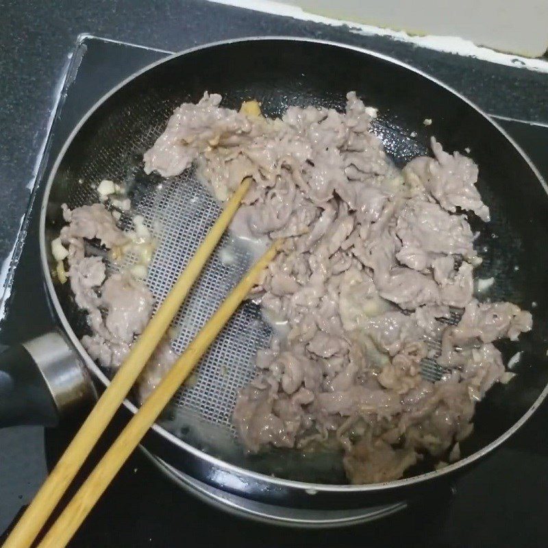 Step 4 Stir-fry the beef shank Salad with green fig and beef shank