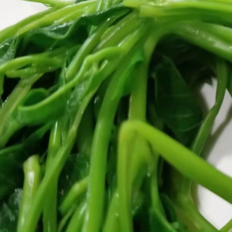 Step 3 Boil rice noodles and water spinach Rice noodles mixed with soy sauce