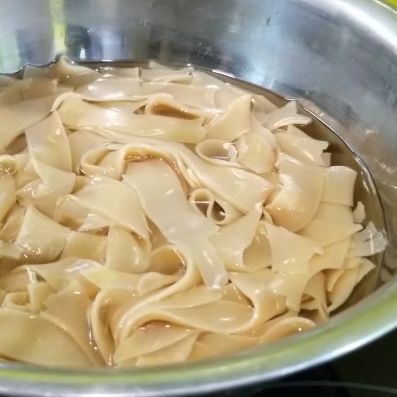 Step 3 Boil rice noodles and water spinach Rice noodles mixed with soy sauce