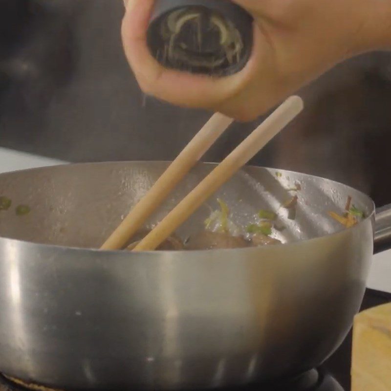 Step 2 Stir-fry vegetarian beef slices Noodle mixed with beef slices