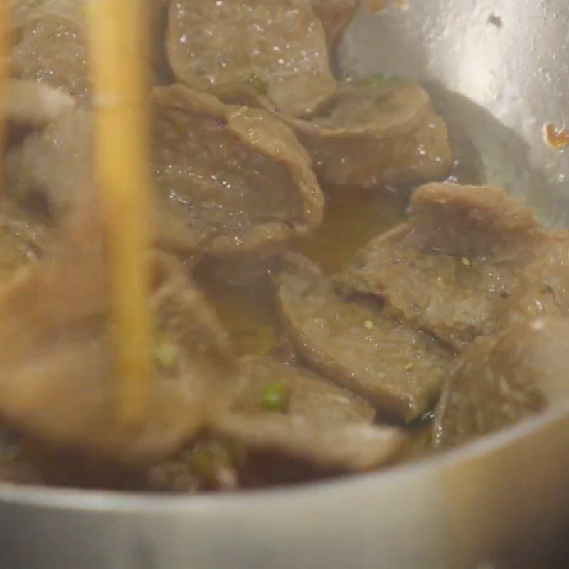 Step 2 Stir-fry vegetarian beef slices Noodle mixed with beef slices