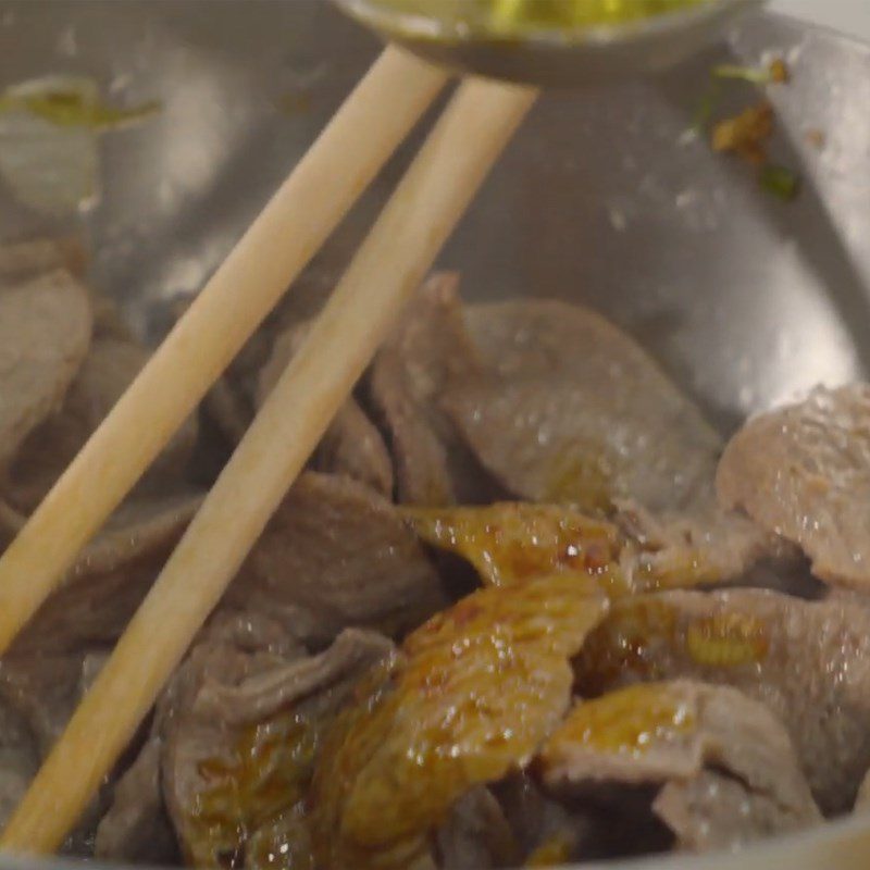 Step 2 Sauté the vegetarian sliced beef Vegetarian mixed noodles with sliced beef