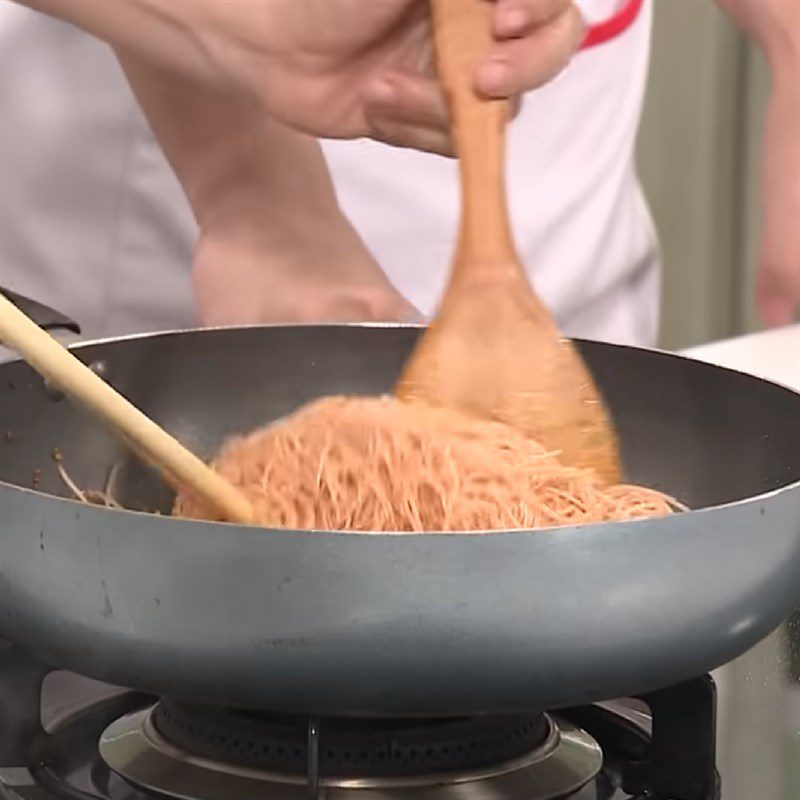 Step 4 Stir-fried noodles Stir-fried noodles with sour cabbage