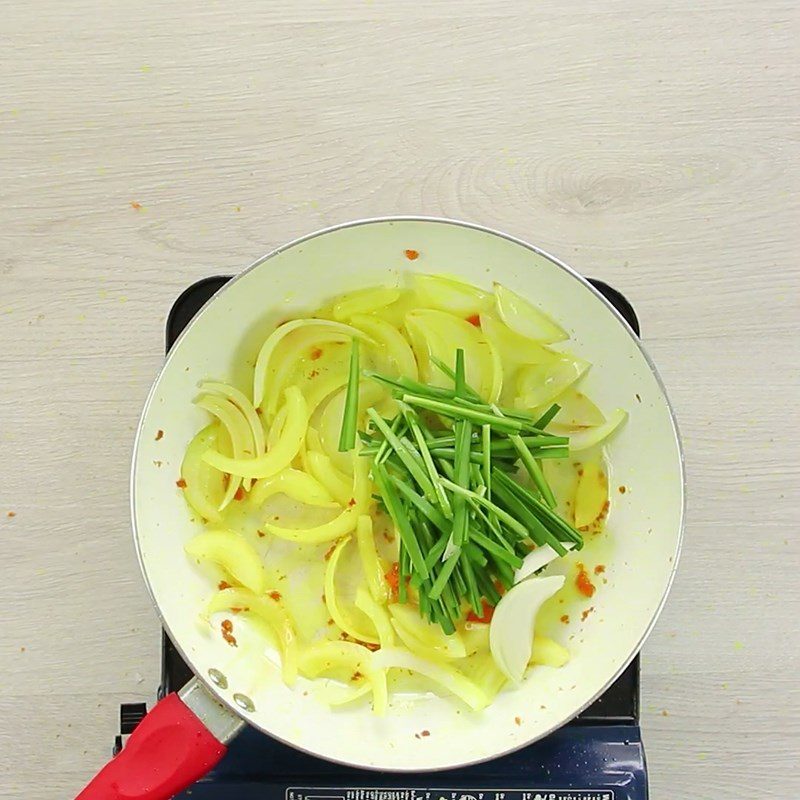 Step 3 Stir-fried noodles Pork intestines stir-fried with turmeric