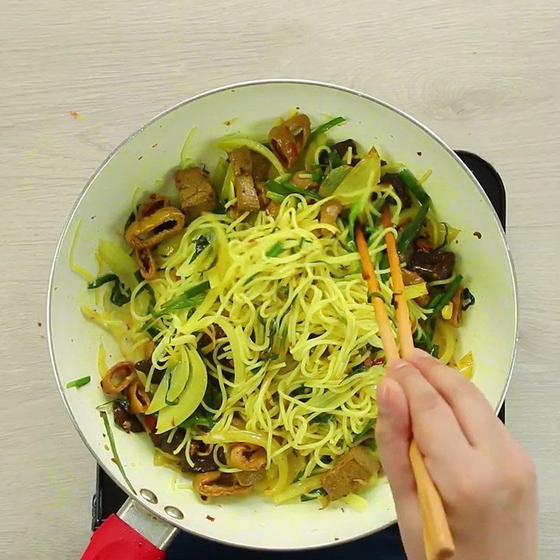 Step 3 Stir-fried noodles Pork intestines stir-fried with turmeric