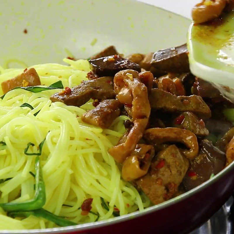 Step 3 Stir-fried noodles Pork intestines stir-fried with turmeric