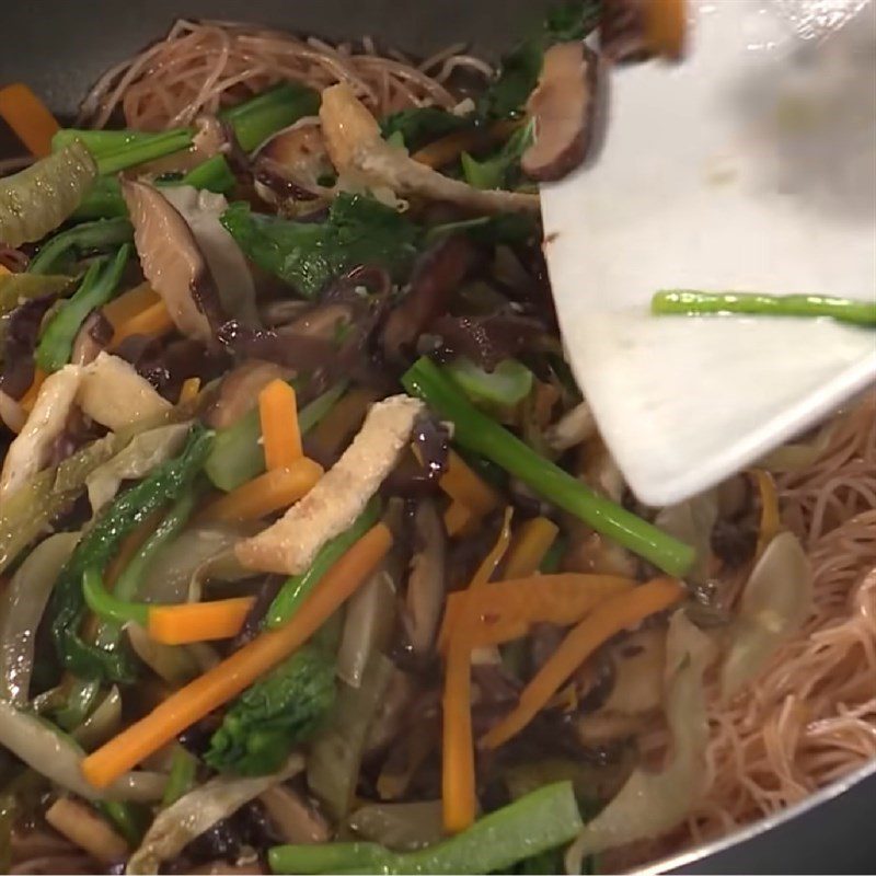 Step 4 Stir-fried noodles Stir-fried noodles with sour cabbage