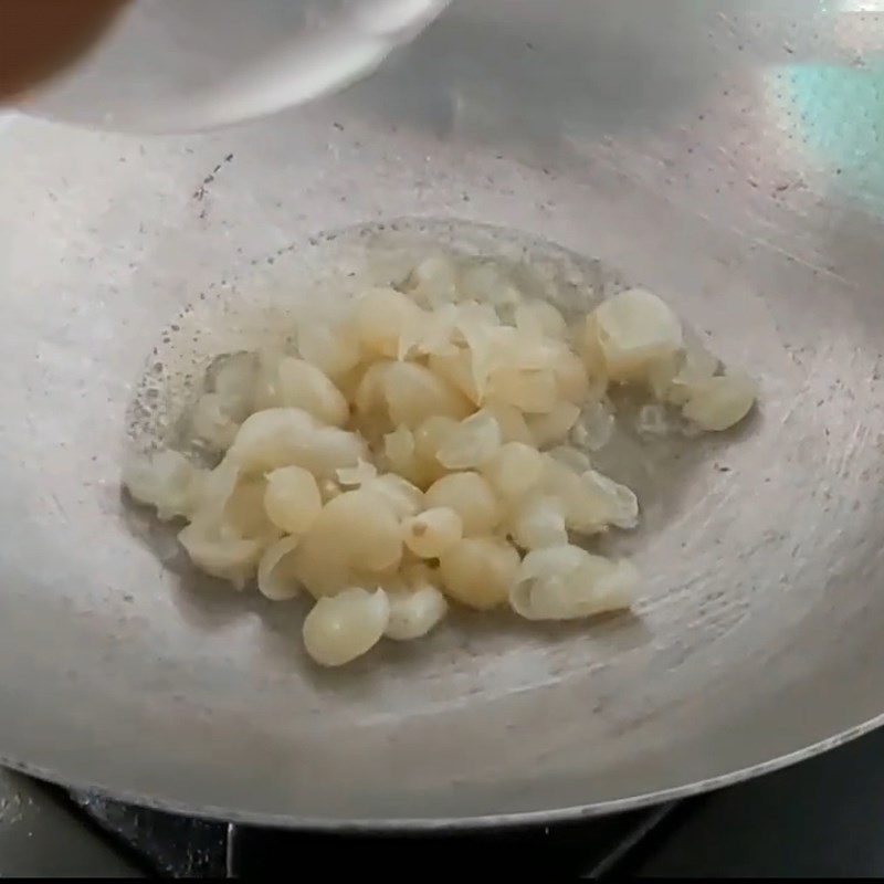 Step 2 Sauté pomelo fish Pomelo fish porridge with shallots