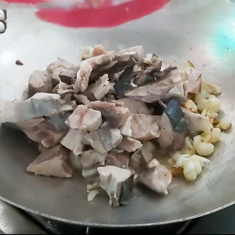 Step 2 Sauté pomelo fish Pomelo fish porridge with shallots