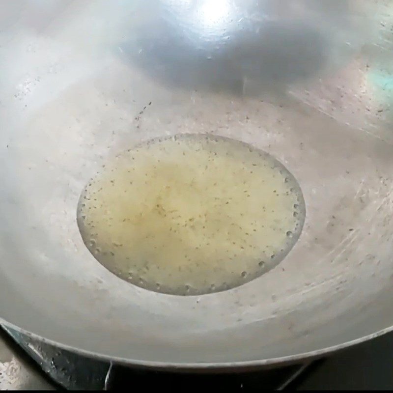 Step 2 Stir-fry the cam fish for Fish Porridge with Cam and Onion