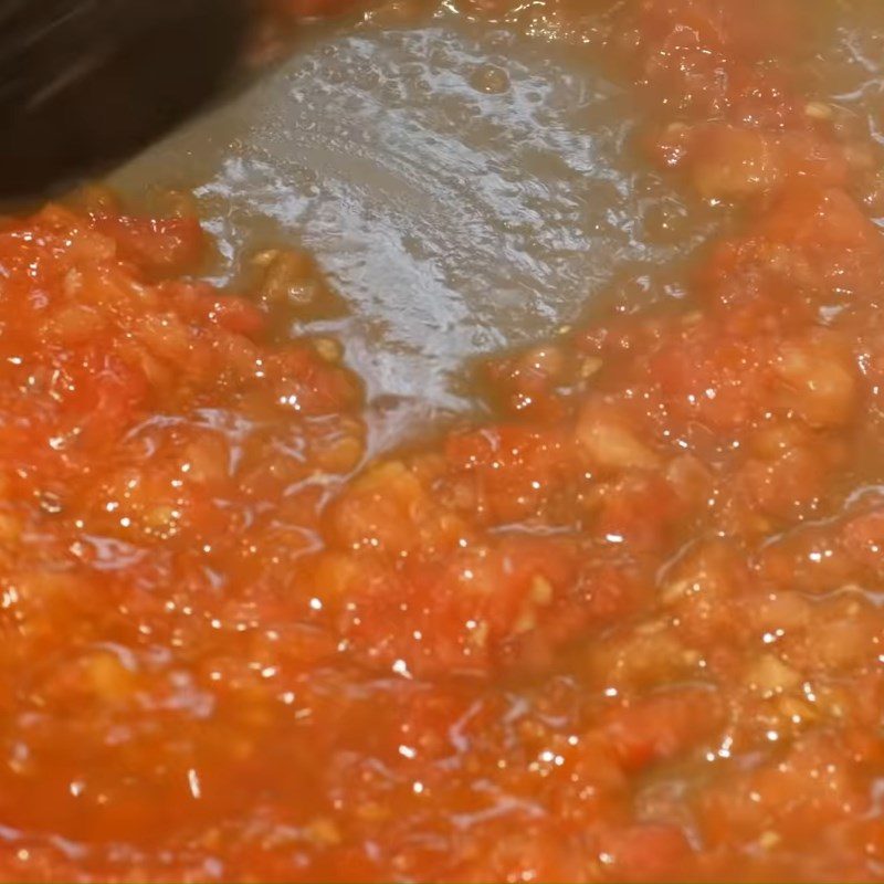 Step 3 Stir-fry tomatoes for hot snail noodle soup