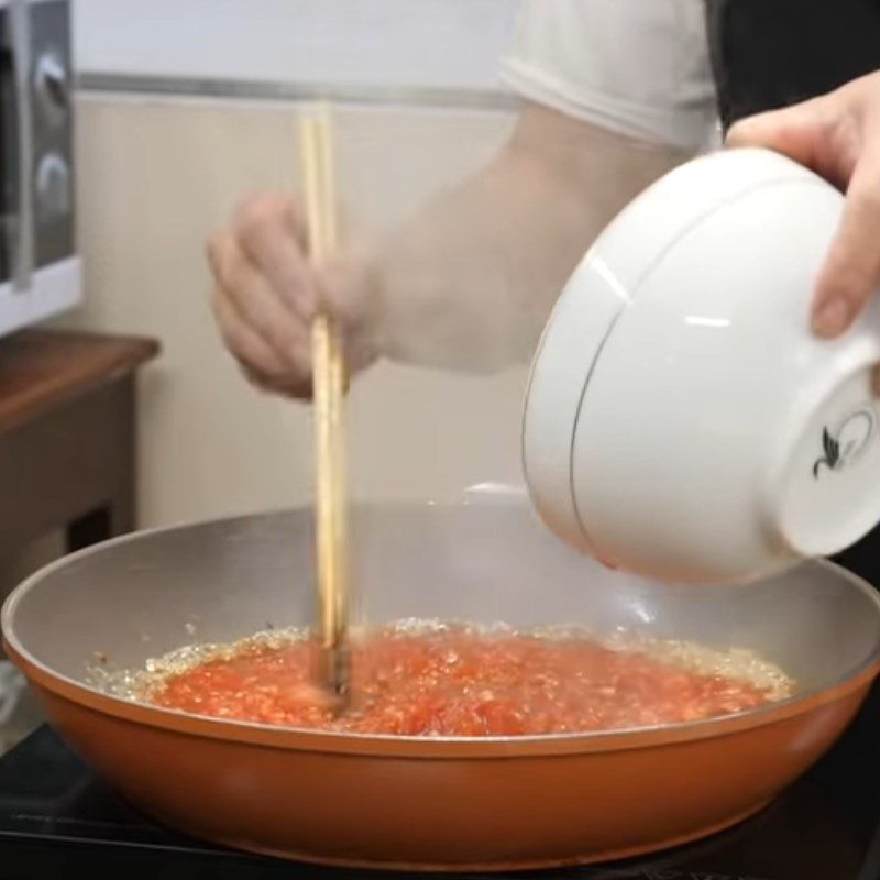 Step 3 Stir-fry tomatoes for hot snail noodle soup